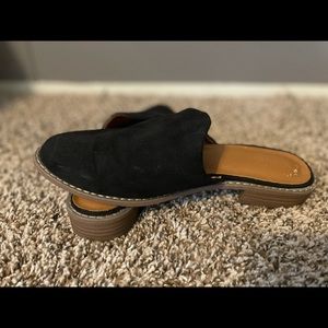 Universal Thread Black Mule Slip-ons